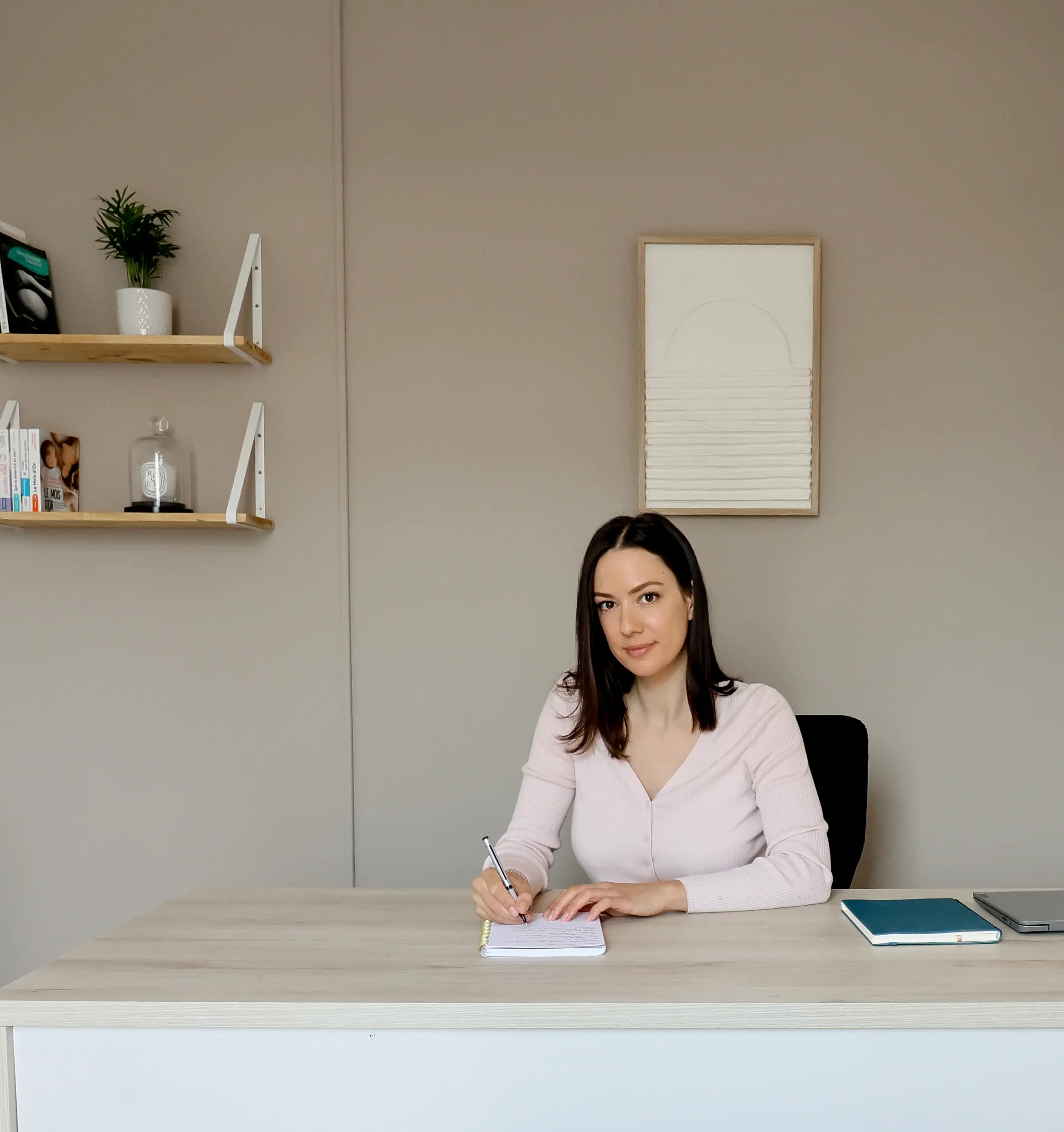 Morgane Bisson, sophrologue spécialisée périnatalité à Ifs près de Caen, dans son cabinet