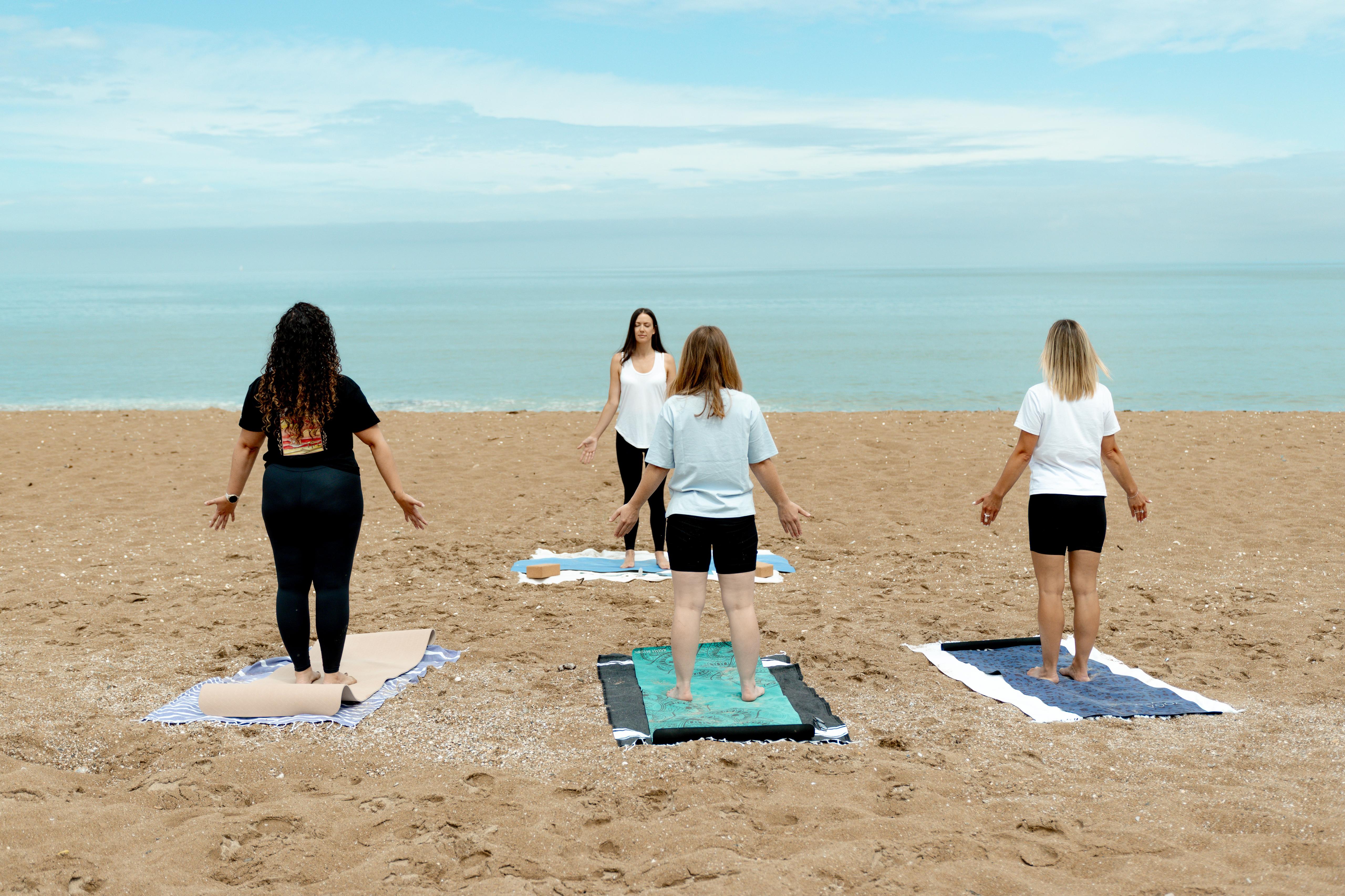 Yoga et sophrologie sur la plage — journée bien-être Mama Reset à Merville-Franceville